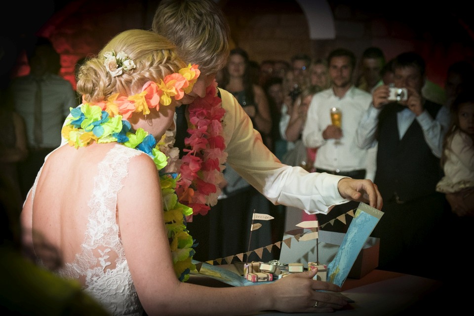 Brautpaar Hochzeitsfotografie Geschenkübergabe